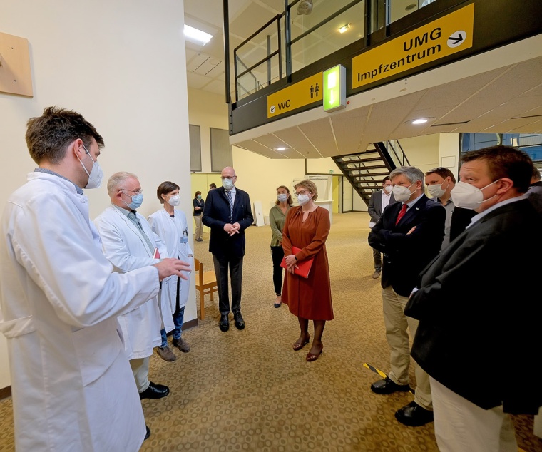 Am UMG-Impfzentrum (v.l.): Prof. Timo Buhl (Leitung „UMG Task Force...