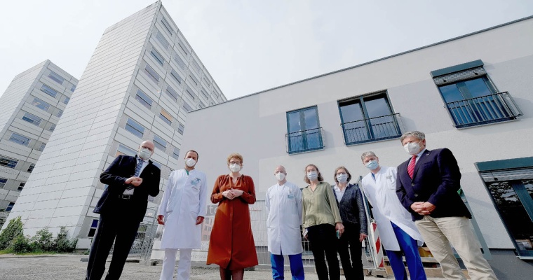 Vor dem Intensivmedizin Modulgebäude (v.l.): Prof. Wolfgang Brück (Sprecher...