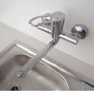 Spültisch-Einhebelmischer mit Schwenkauslauf für die Wandmontage. © Bilder:...