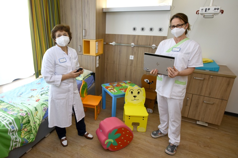 Chefärztin Prof. Dr. Jacqueline Bauer (li.) und Stationsleitung Aline Andersen...