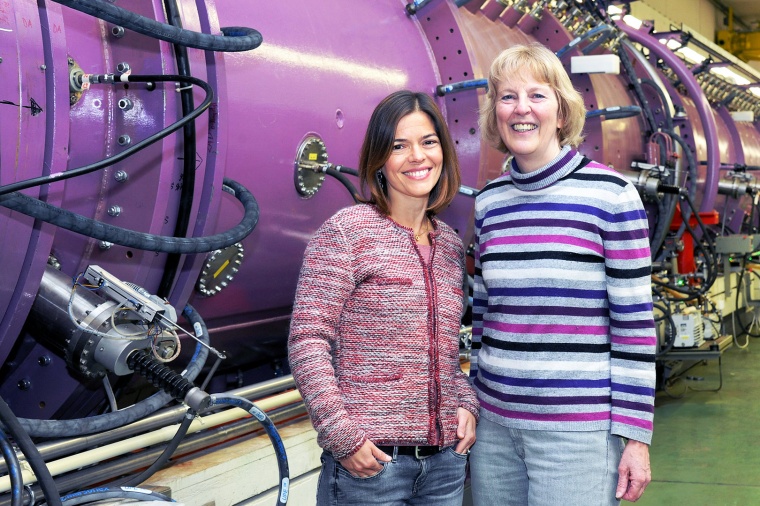 Eugenia Toimil-Molares (l.), Leiterin der Ionen-Spur-Nanotechnologiegruppe bei...