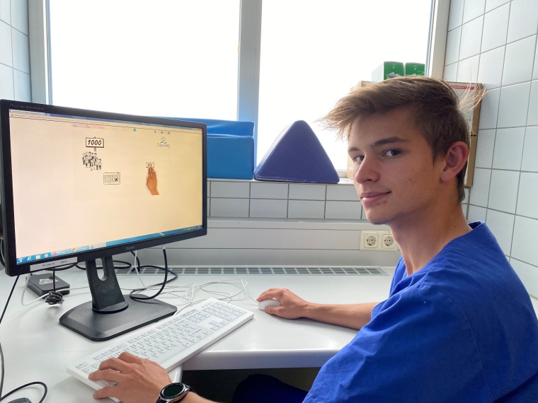 Roald Rösener, neuer Mitarbeiter in der Interdisziplinären Notaufnahme, lernt...