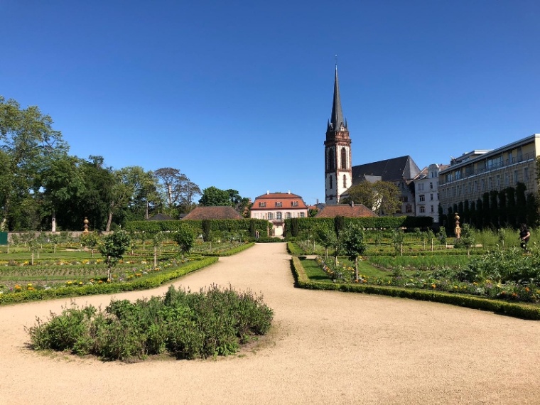 Eine öffentlich zugängliche Parkanlage wie der Herrengarten im Zentrum von...