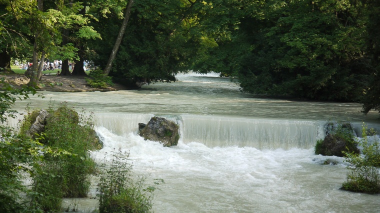 Die Eisbachwelle am südlichen Rand des Englischen Gartens in München. Der...