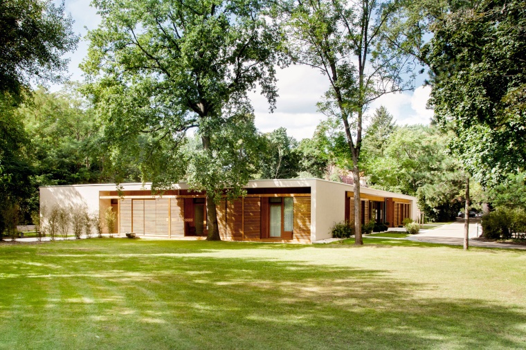 Ansicht von Osten - Die Screenfassade aus Holz korrespondiert mit der...