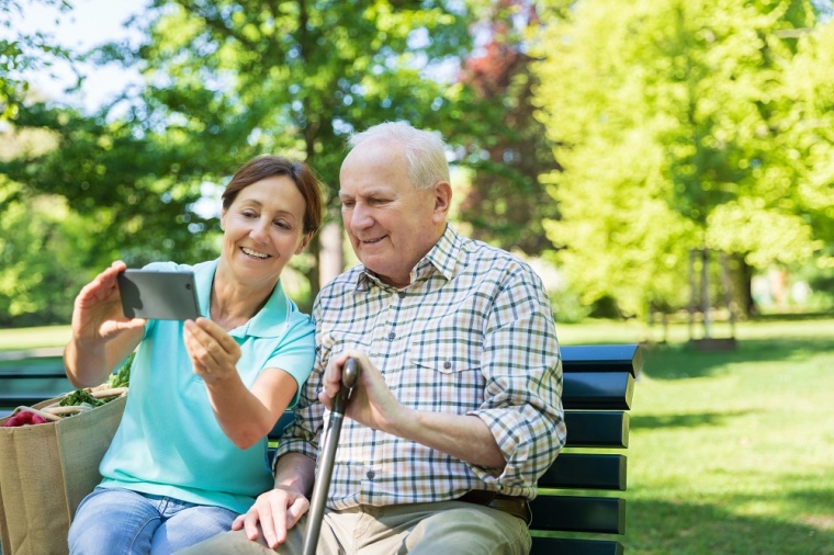 Mit einer App können Pflegekräfte Angehörige am Alltag der Bewohnerinnen und...