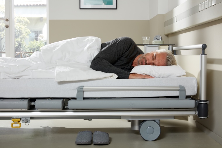 Photo: Niedrigbett neu gedacht: Völker stellt neues Klinikbett „S 982“ auf...