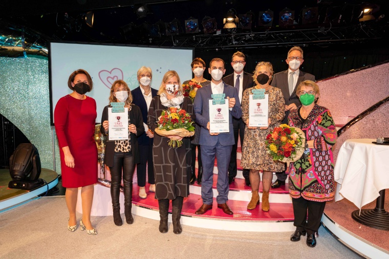 So sehen Sieger aus: Ulrike Wellkamp (3.v.r.) wurde für 45 Jahre...