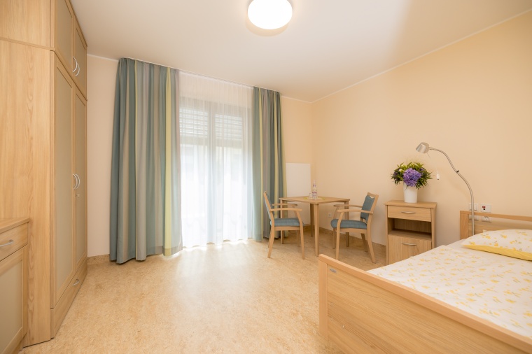 Die Standardausstattung der hellen und geräumigen Zimmer kann durch eigene...