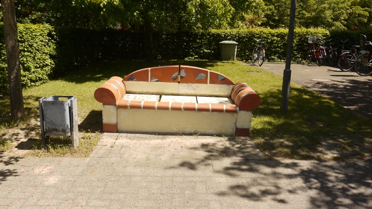 Eine Ruhebank vor einer Altenpflegeeinrichtung im Land Brandenburg, die nicht...