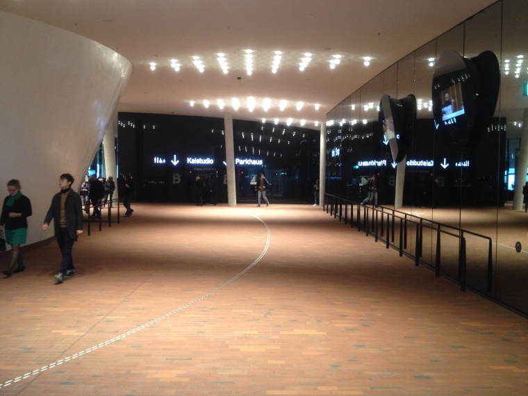 Elbphilharmonie, Bodenbelag mit Orientierungssystem für Blinde. Foto:...