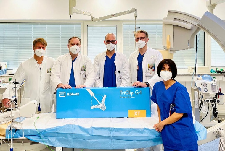Das Team der Abteilung für strukturelle Herzkrankheiten mit dem Katheterset...