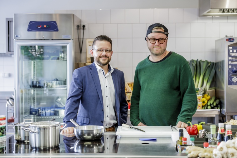 Max Strohe (r) und Tobias Grau (l), Geschäftsführer Vivantes Gastronomie....