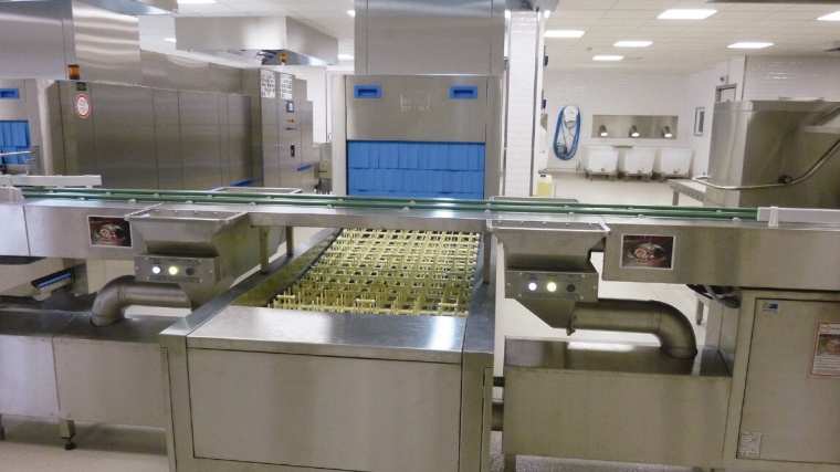 Eigabestation für Food Waste ergonomisch in die Spülanlage einer Großküche...