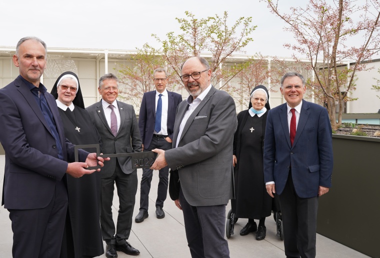 Zur Neubaueröffnung am Alexius/Josef Krankenhaus übergab Architekt Martin...