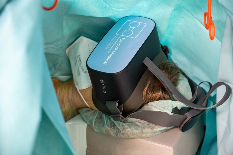 Hightech gegen Ängste: Patientin Maria Koch (Name geändert) trägt während...