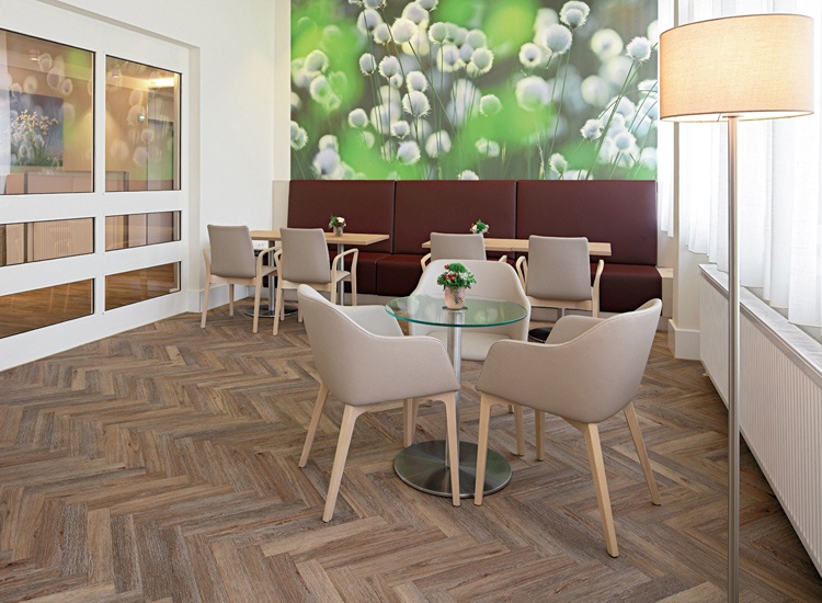 Wohnzimmeratmospähre auch im Gesundheitsbereich durch LVT-Designbodenbeläge....