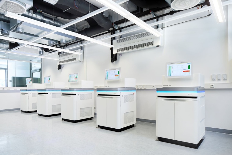 Mehrere moderne Plattformen für Hochdurchsatz-Sequenzierungsverfahren stehen...