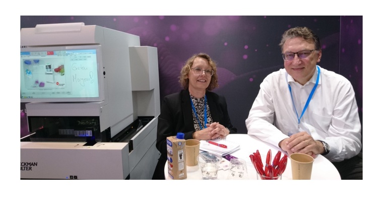Prof. Dr. Wolfgang Korte im Gespräch mit Dr. Jutta Jessen am Stand von Beckman...