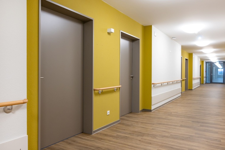 In den Fluren unterstützen die Vinyl-Planken der Kollektion „Creation 55“...