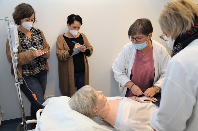 Vorführung am Patientenbett: Aufmerksam verfolgten die Mitarbeiter der...