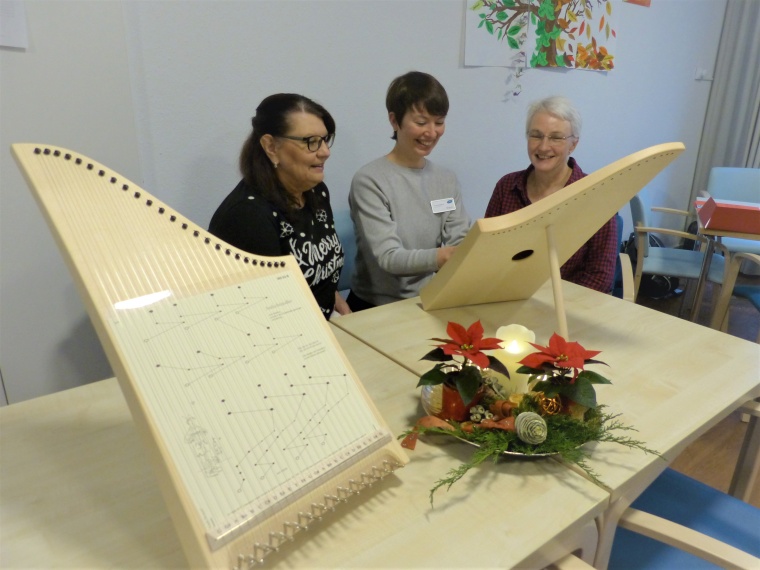 Annette Pitcher (Pflege) und Marie Klemme (Ergotherapie) aus dem...