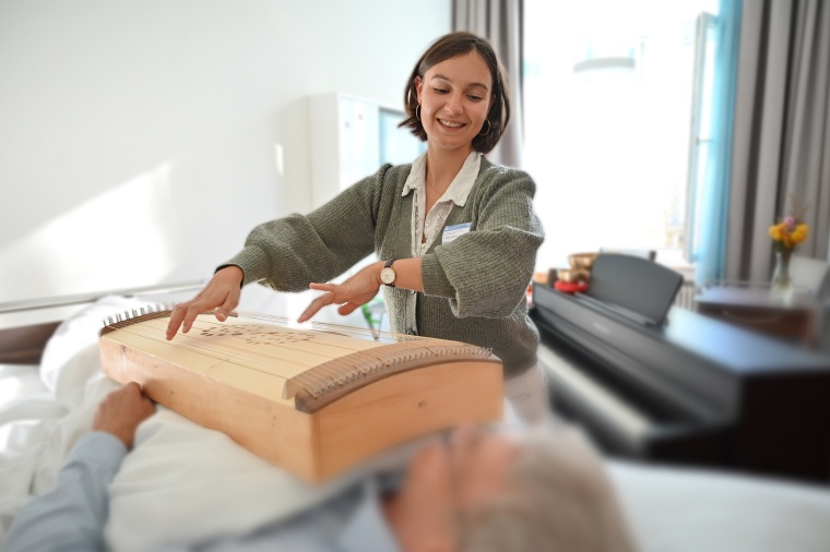 Musiktherapeutin Morgane Allanou hat eine Moase, ein zitherähnliches...