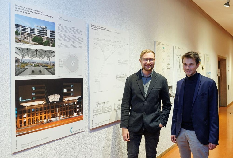 Präsentieren ihren Siegerentwurf: Daniel Pauli (rechts) und Jannis Haueise...