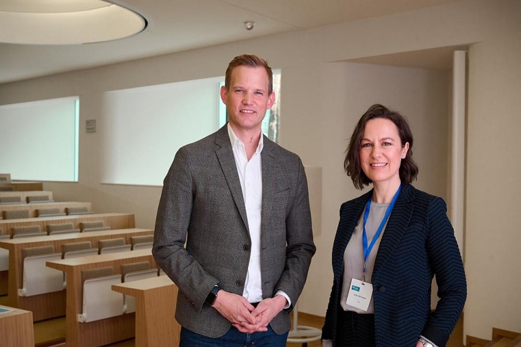 Keynote-Speaker Prof. Hendrik Streeck und Prof. Ulrike Attenberger, die das...