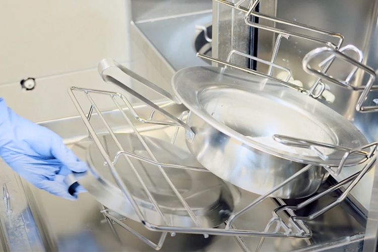 Richtige Position des Geschirrs im Steckbeckenspüler Foto: Meiko