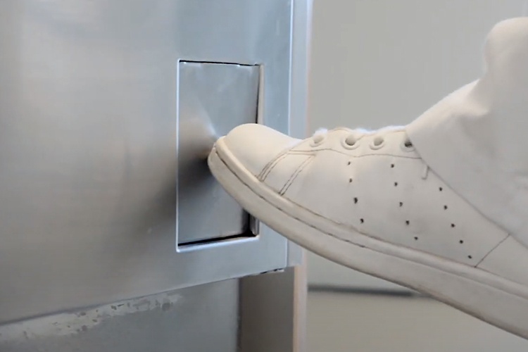 Öffnen der Tür des Steckbeckenspüler per Fußtaster Foto: Meiko