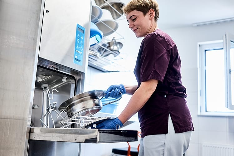 Meiko Topic Desinfektionsgerät beim Beladen Foto: Meiko