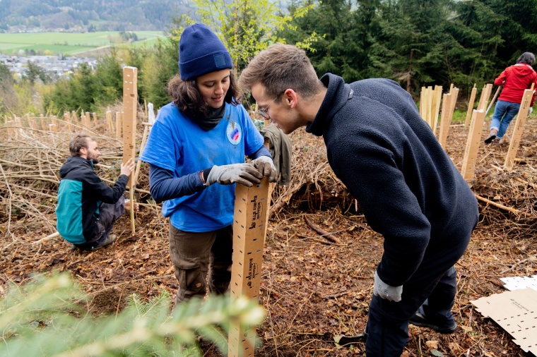 Zwei Mitarbeiter*innen des Universitätsklinikums Freiburg versehen einen...