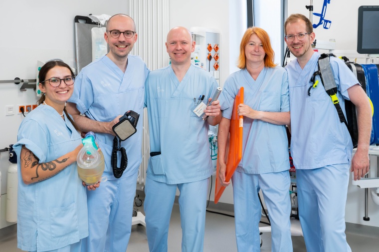 (v.r.n.l.) Der Ärztliche Leiter Prof. Philipp Kümpers und Sandra Schwenner,...