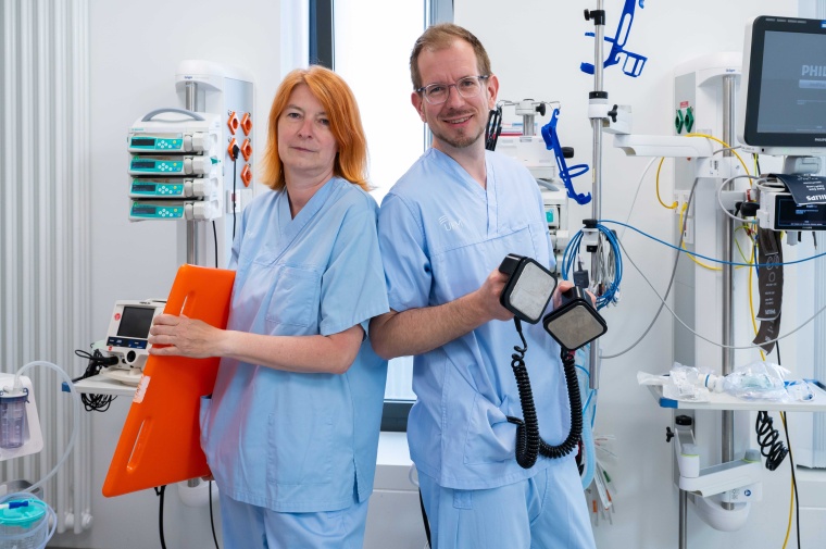 Ein Super(-helden-) Team: Sandra Schwenner, pflegerische Leitung, und Prof....