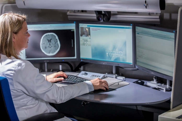Eine Neurologin der MüK Harlaching berät eine Partnerklinik per Telekonsil...