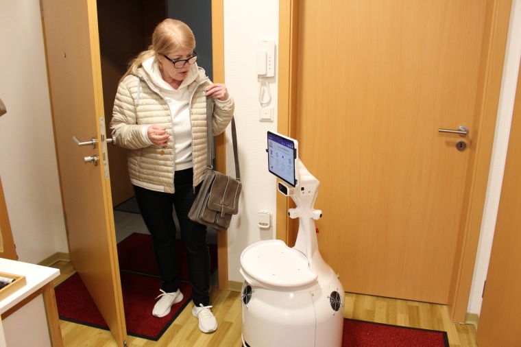 Der Pflegeassistenzroboter der TU Ilmenau in der AWO-Seniorenwohnanlage in...