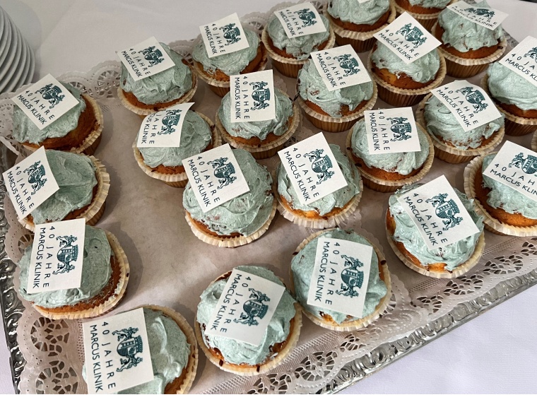 Zur Feier des Tages gab es Cupcakes für alle Mitarbeitende und Patienten der...