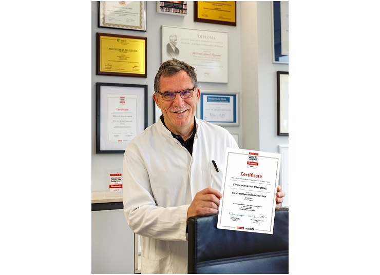 Prof. Dr. Helmut Messmann mit der Urkunde der Zeitschrift Newsweek. Foto:...