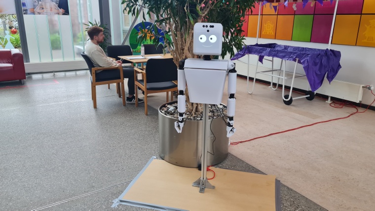 Der HospiBot im Foyer der Kinderklinik in Odense, Dänemark. Foto: Oskar Palinko