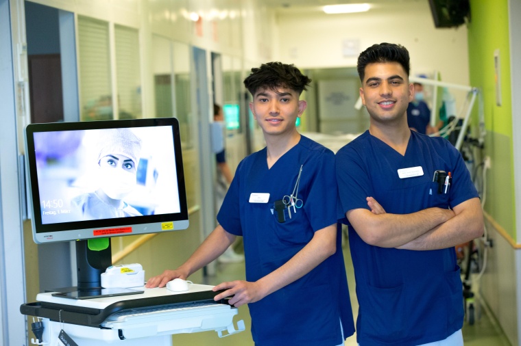 Nasar (rechts) und Sabur bei ihrer Arbeit auf der Intensivstation. Foto: Helios...
