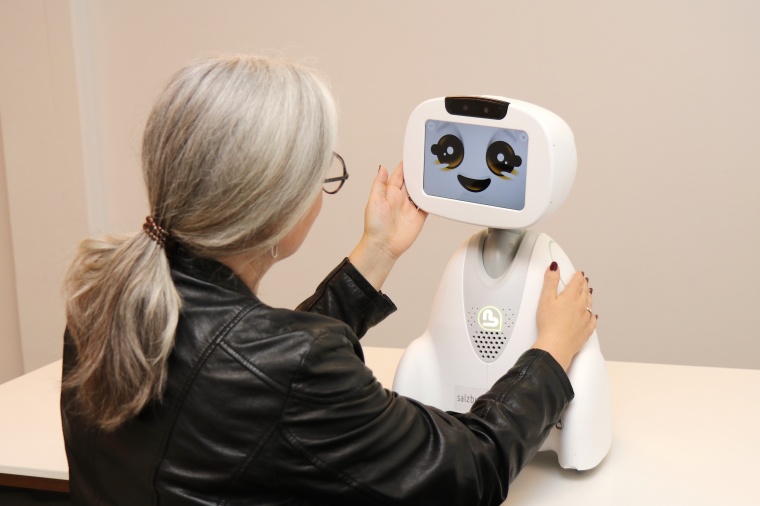Sozialer Roboter Buddy mit Testperson Foto: Salzburg Research