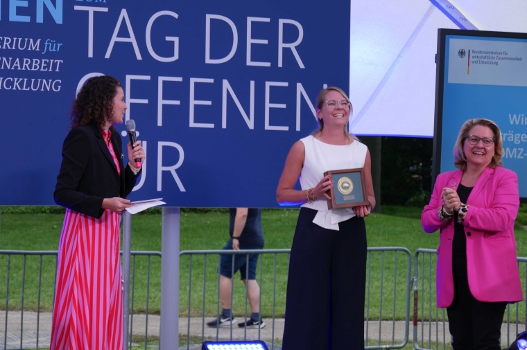Bundesentwicklungsministerin Svenja Schulze (rechts) übergibt den...