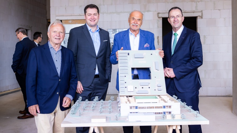 Ein erfolgreicher Meilenstein ist erreicht. Das Richtfest für das...