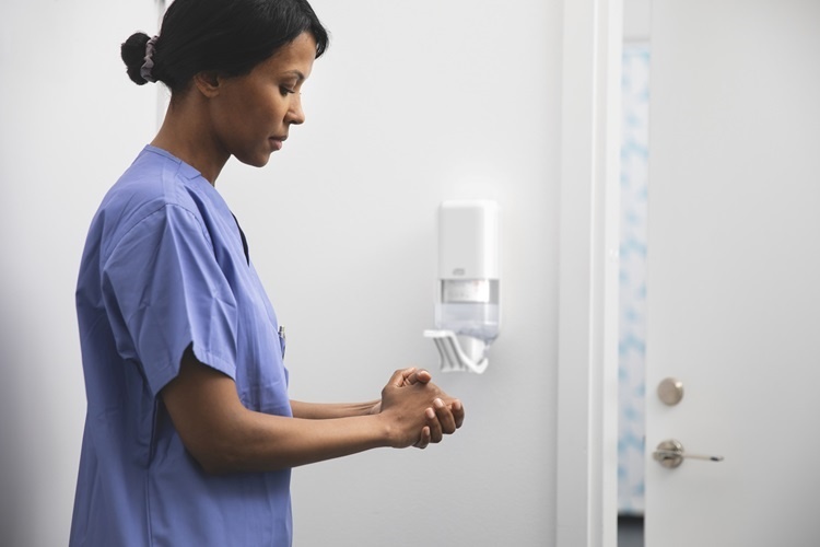 Die neuen Seifen- und Händedesinfektionsmittelspender von Tork sind...