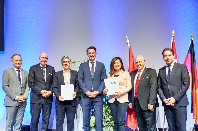 Dr.-Ing. Elin Theilen (3. v. r.) und Prof. Dr. Kaywan Izadpanah (3. v. l.) bei...