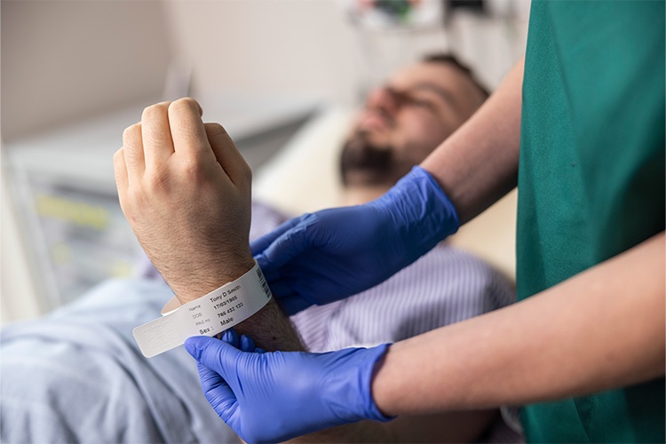 Patientenarmbanddruck mit Etikettendrucker – TD-2D Foto: Brother