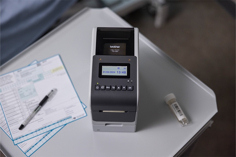 Patientenversorgung mit Etikettendrucker – TD-2D Foto: Brother
