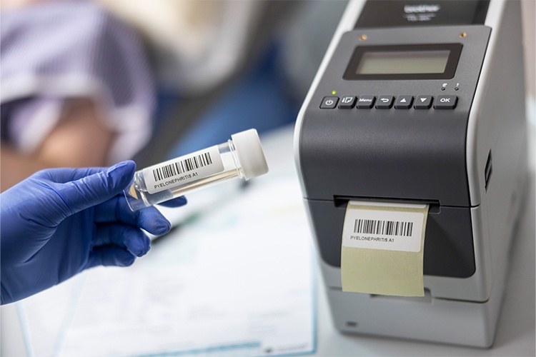 Probenbeschriftung mit Etikettendrucker – TD-2D Foto: Brother