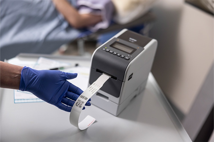 Patientenarmband mit QR-Code – TD-2D Foto: Brother